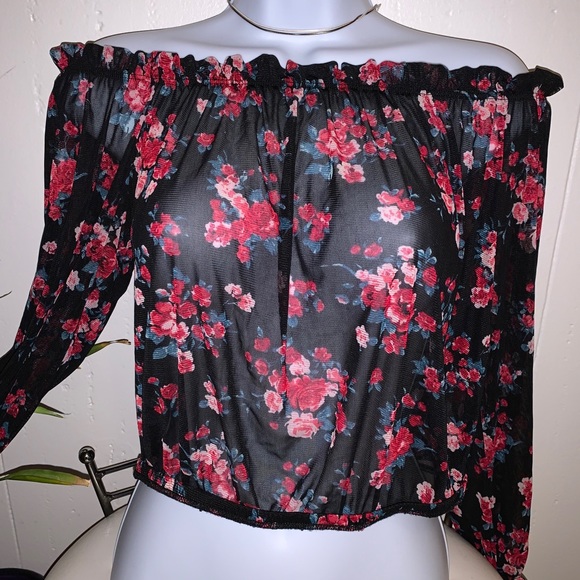 Cute top🌺 2 for 20$🖤 - Picture 1 of 3